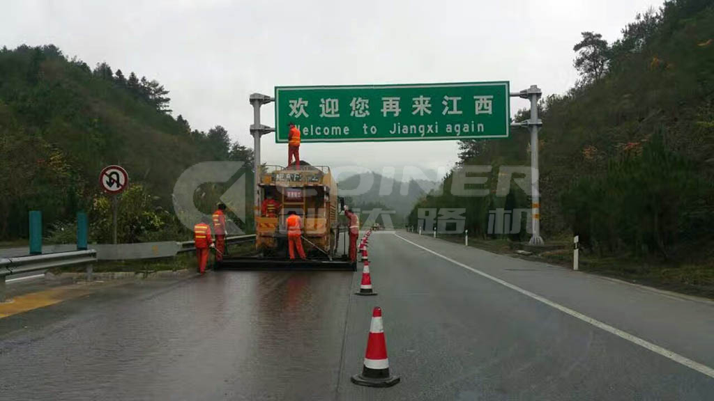 2016年江西國(guó)道微表處施工作業(yè)